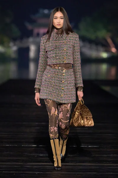 Look 13